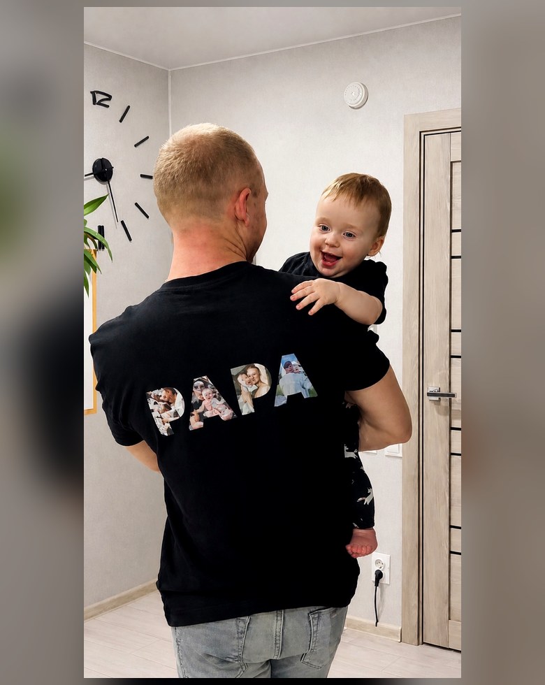 Папа в футболке PAPA с фото держит ребёнка